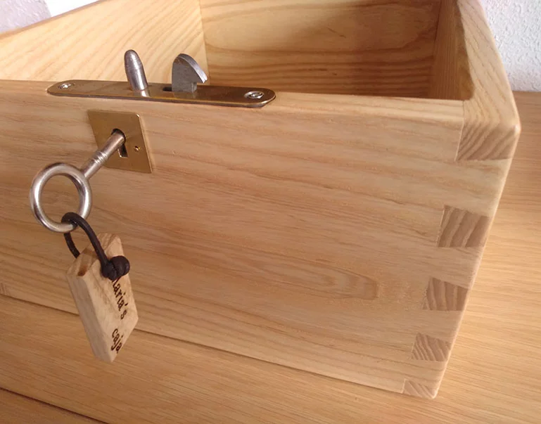 cola de milano regalo artesano cerradura taller acero y madera tam
