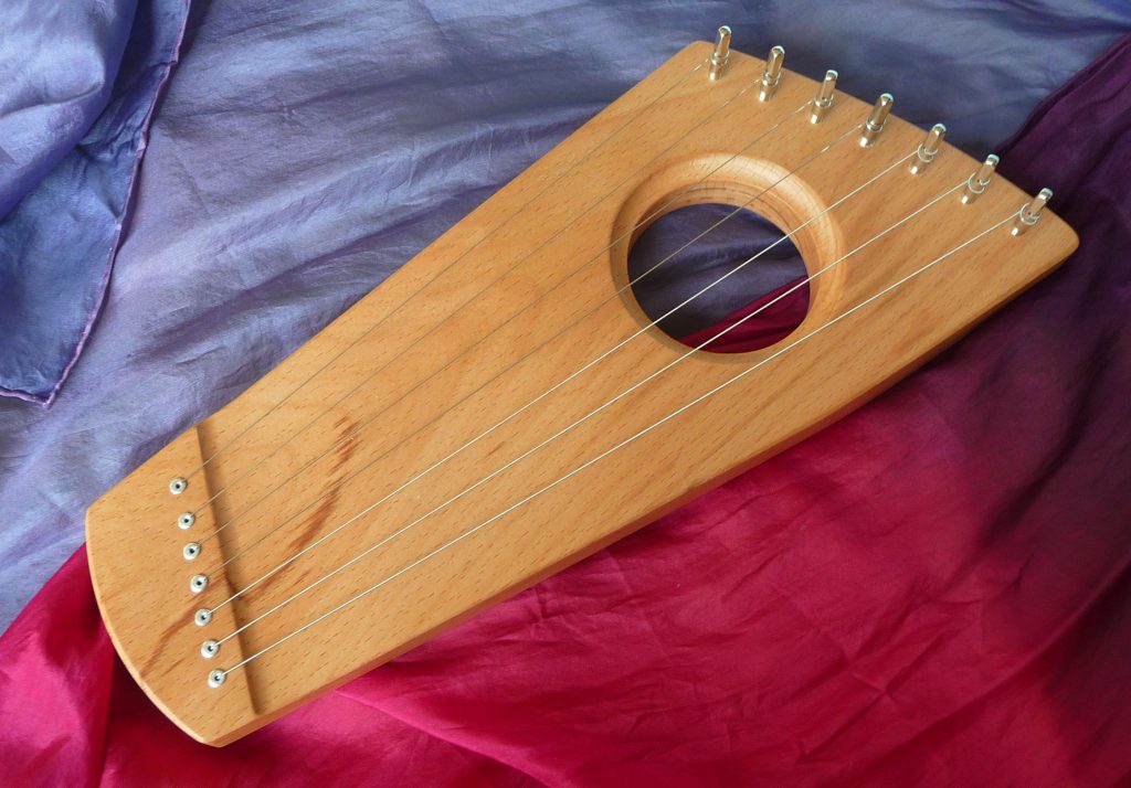 lira pentatónica  toronto de TAMtoys un instrumento de madera adecuada para los niños pequeños debido a su sencillez y facilidad para la expresión inconsciente
