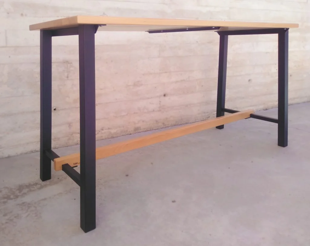 Mesa alta de diseño, Encimera de haya maciza con bastidor laqueado en polvo.